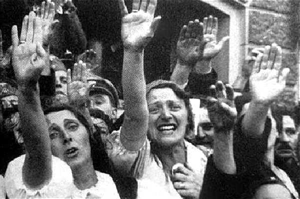 http://www.lidice.cz/kultura_sport/udalosti/AH%20%20Nov%C3%BD%20Bor%206.10.1938%20%C5%BEeny.jpg