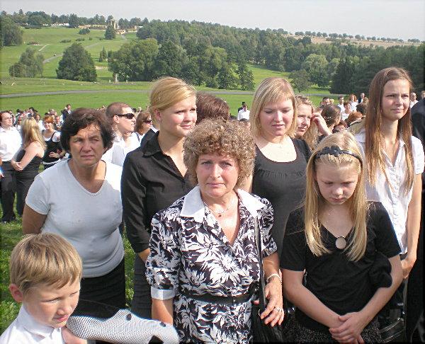 pravnuk a pravnuka Lidickch en a obyvatelky Lidic