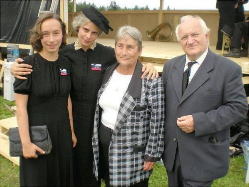 uprosted pan Libue Soukov - Lidick dt s pedstavitelkami Lidickch en a autor lnku