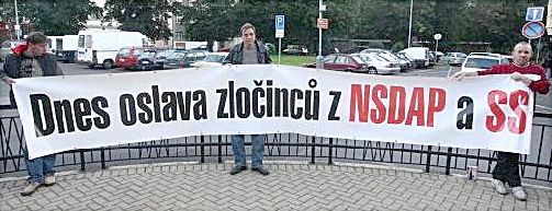 Demonstrace pravdy p�ed �inohern�m Divadlem v �st� nad labem - St�ekov